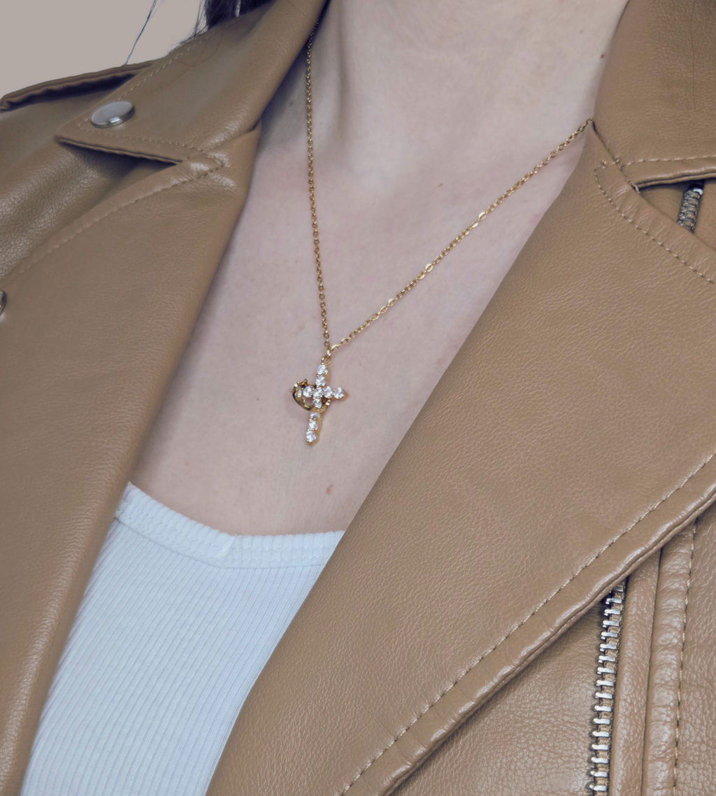 Collier en croix avec couronne pour renforcer ta foi