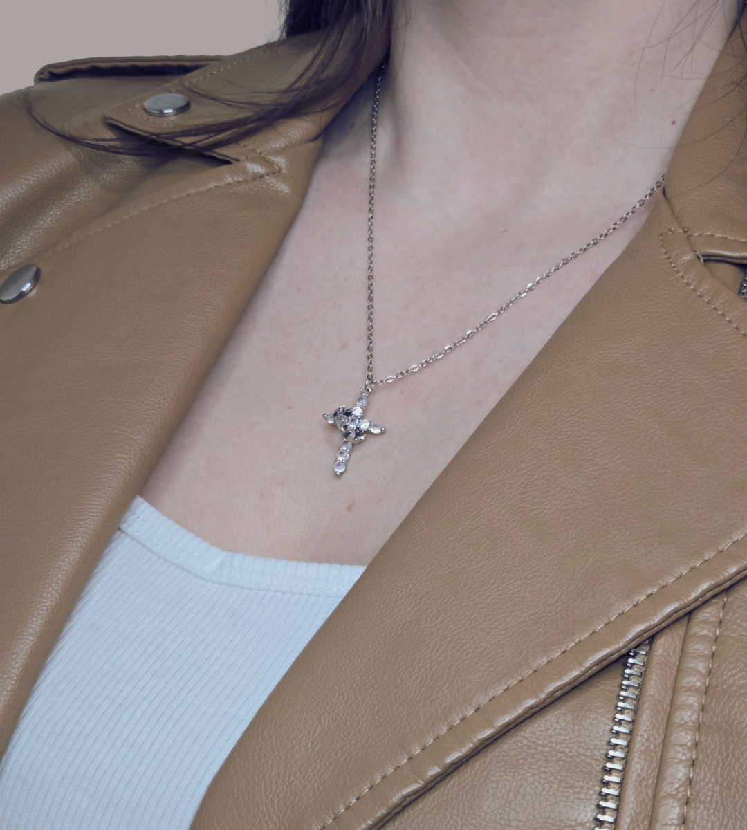 Collier en croix avec couronne pour renforcer ta foi