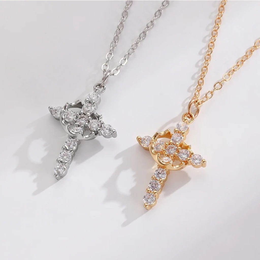 Collier croix avec couronne