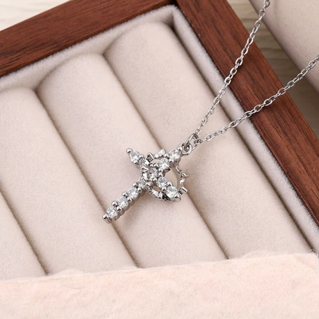Collier croix avec couronne