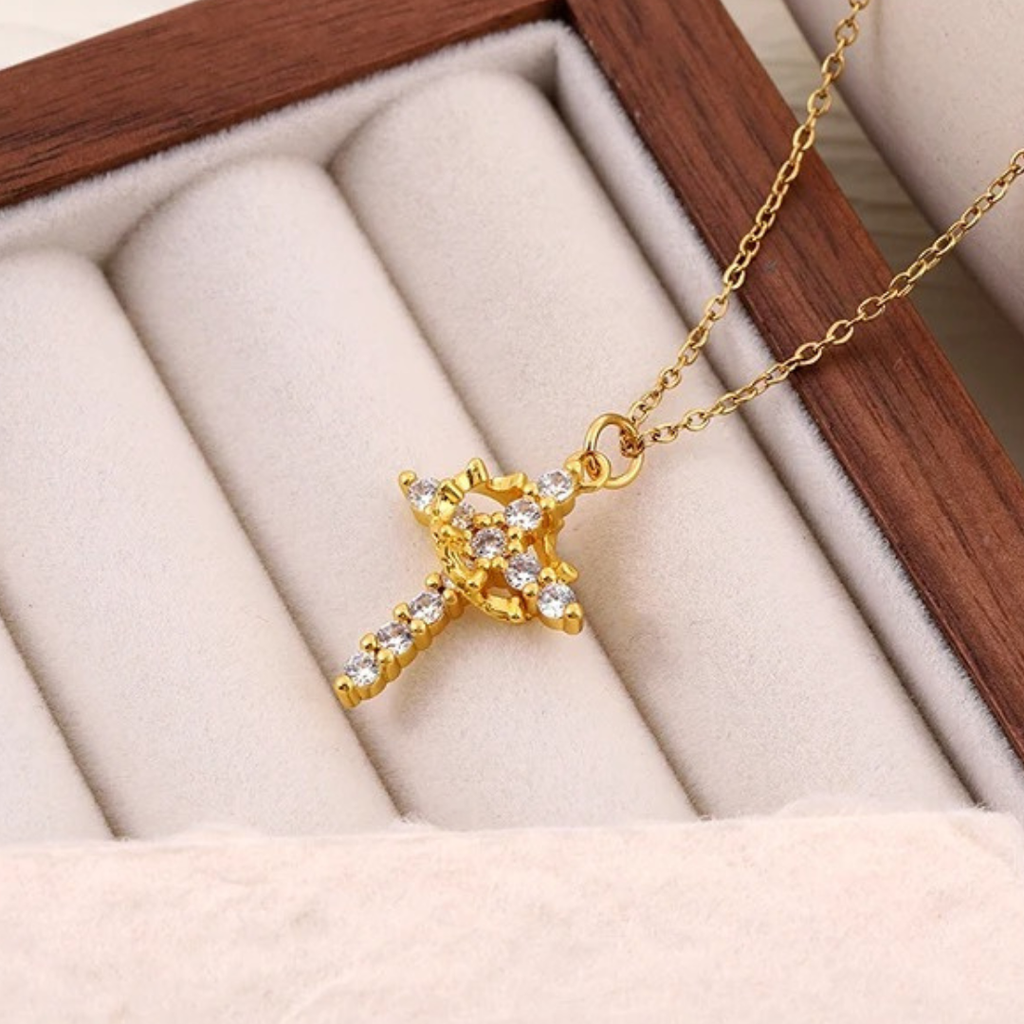 Collier croix avec couronne